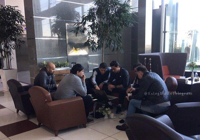 جلسه کادر فنی استقلال در فرودگاه! جلسه کادر فنی استقلال در فرودگاه!